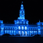 Primaria Municipiului Arad iluminata in nuante de albastru